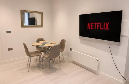 Camberley Apartment | Modern Compass House Flat & Ideal for Professional