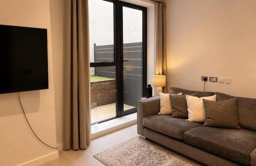 Camberley Apartment | Modern Compass House Flat & Ideal for Professional