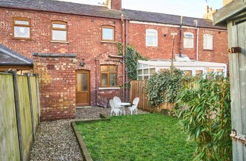 Eccleston House | Modern Cosy 2-Bed Terrace with Private Garden