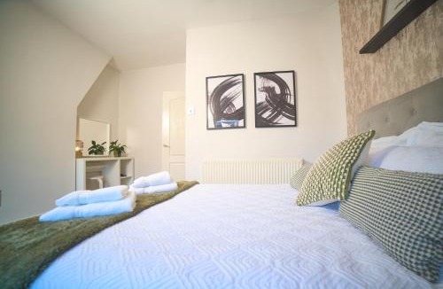 Eccleston House | Modern Cosy 2-Bed Terrace with Private Garden