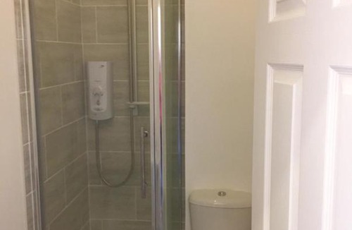 Riverside Apartment | Modern cosy double-bed room by Principality & rail station