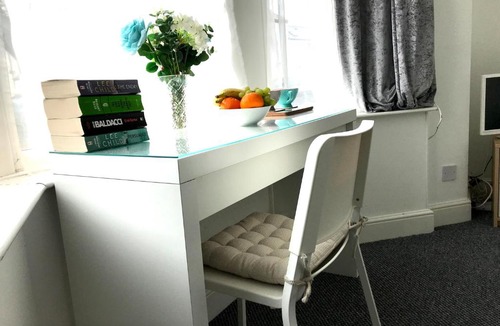 Riverside Apartment | Modern cosy double-bed room by Principality & rail station