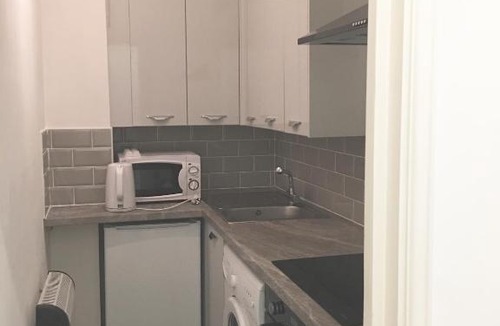 Riverside Apartment | Modern cosy double-bed room by Principality & rail station