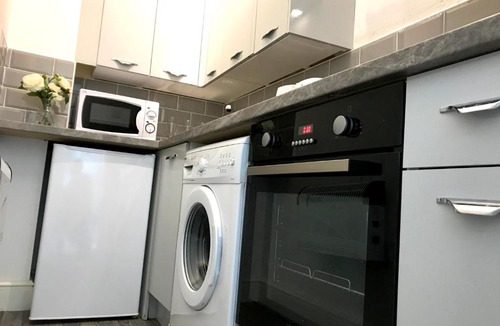 Riverside Apartment | Modern cosy double-bed room by Principality & rail station