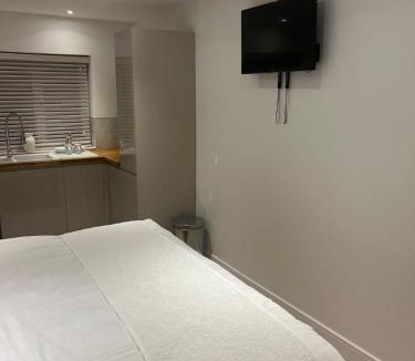 Bournemouth Apartment | Modern Cosy Private Studio with Free Parking