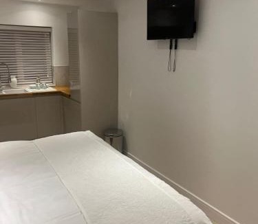 Bournemouth Apartment | Modern Cosy Private Studio with Free Parking