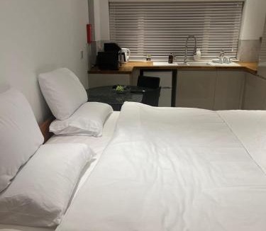 Bournemouth Apartment | Modern Cosy Private Studio with Free Parking