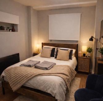 Luton Apartment | Modern cosy studio near Luton airport, free parking