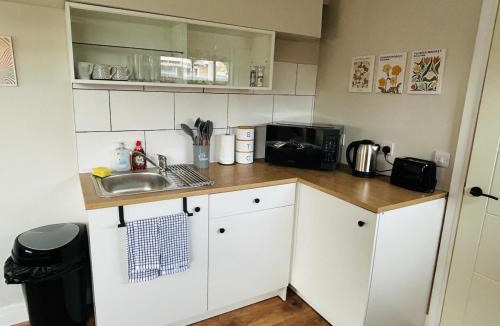 Luton Apartment | Modern cosy studio near Luton airport, free parking