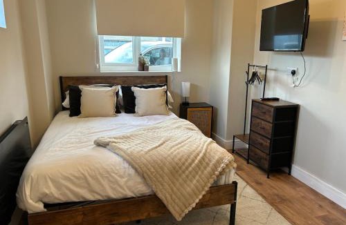 Luton Apartment | Modern cosy studio near Luton airport, free parking