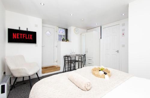 Harehills House | Modern Cozy Flat 6 mins to City Parking & WiFi