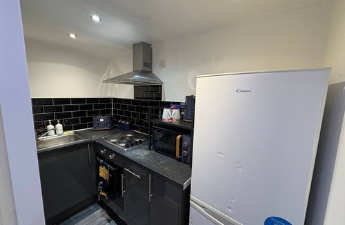 Harehills Apartment | Modern Cozy Flat 6 mins to City Parking & WiFi