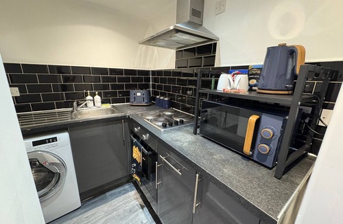 Harehills Apartment | Modern Cozy Flat 6 mins to City Parking & WiFi