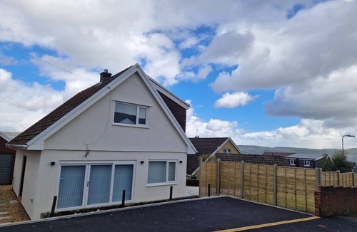 Merthyr Tydfil House | Modern Detached 3 bedroom home with off-road parking