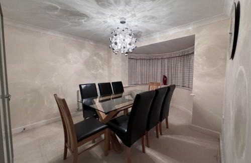 Rufford House | Modern Detached Home - Warwick Uni - Parking