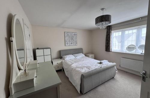 Rufford House | Modern Detached Home - Warwick Uni - Parking
