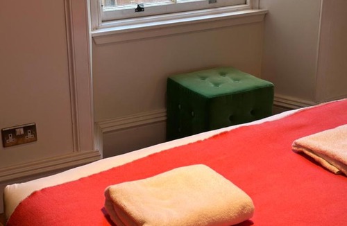 Old Town Apartment | Modern flat with Nice Views by the Royal Mile