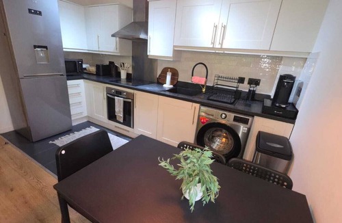 Pentwyn Apartment | Modern Ground Flat 2 Beds and 2 Sofa Beds