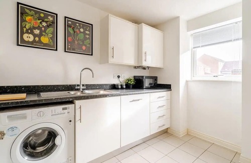 Newport Pagnell House | Modern Hideaway w/Studio Space