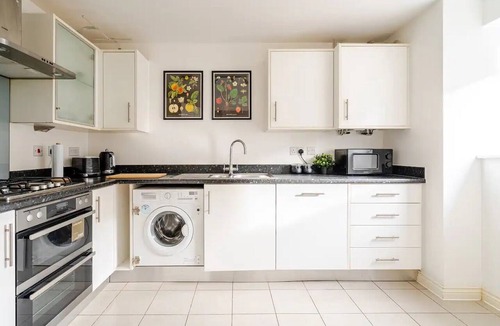 Newport Pagnell House | Modern Hideaway w/Studio Space
