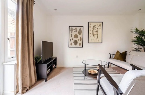 Newport Pagnell House | Modern Hideaway w/Studio Space