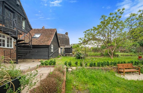 Godalming Apartment | Modern & Historic Duplex Flat Riverside