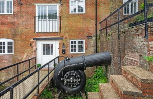 Godalming Apartment | Modern & Historic Duplex Flat Riverside