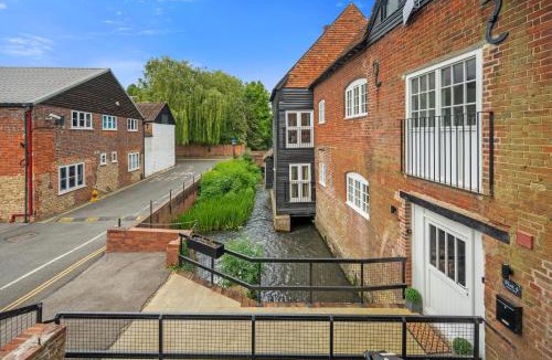 Godalming Apartment | Modern & Historic Mill Flat with Stream Views