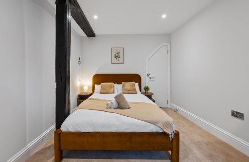 Godalming Apartment | Modern & Historic Mill Flat with Stream Views