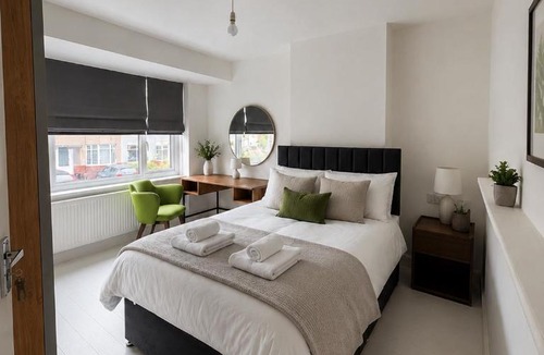 Roundhay House | Modern Home - Ideal for Families & Contractors