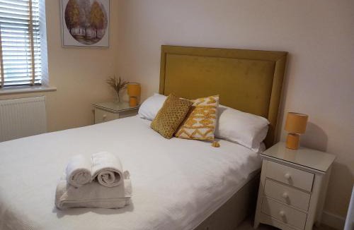 Beeston Apartment | Modern large 2 Bed whole apartment - Free parking - Ground floor - Central Beeston
