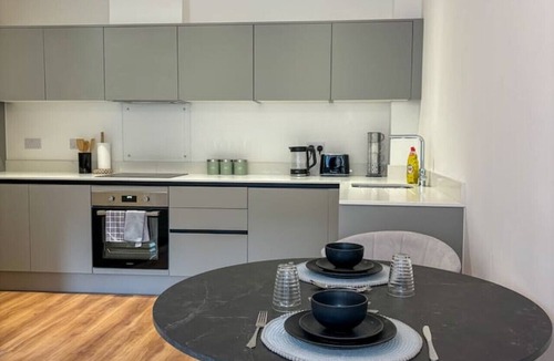 Leeds City Center Apartment | Modern Leeds Central Stay -2 min walk from station