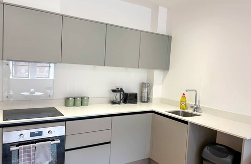 Leeds City Center Apartment | Modern Leeds Central Stay -2 min walk from station