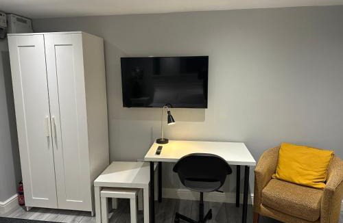 Luton Apartment | Modern Luxury Private Detached 1 Double Bedroom Studio Apartment - Super Fast Wifi