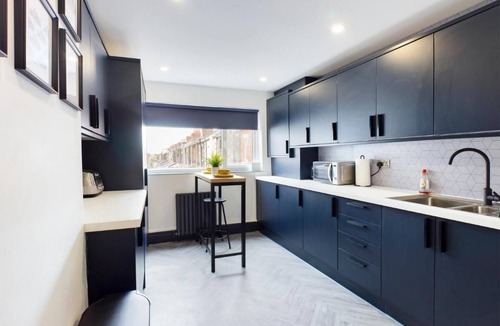 Liverpool Apartment | Modern Maisonette ideal for larger groups, families and contractors.