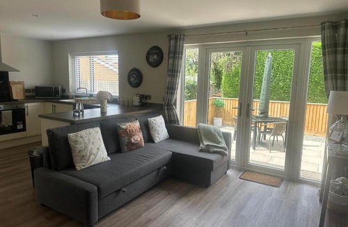 Hereford Apartment | Modern, newly built 2 bedroom bungalow with free parking, sleeps 6
