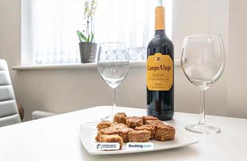 St Helens Apartment | Modern Serviced Apartments in St Helens with Free WiFi Ideal for Leisure or Work Stays by North West Accommodation