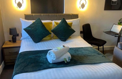 Peterborough Apartment | Modern Serviced Studio - Affordable Luxury with Free WIFI Free Parking Flat Screen Smart TV