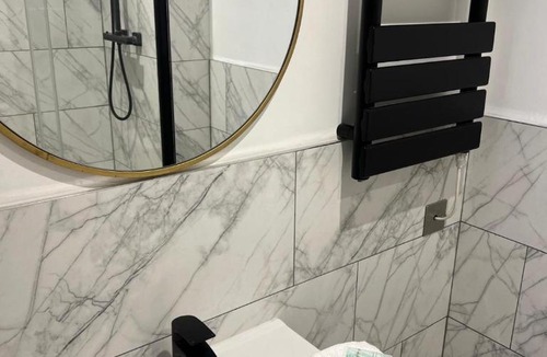 Peterborough Apartment | Modern Serviced Studio - Affordable Luxury with Free WIFI Free Parking Flat Screen Smart TV