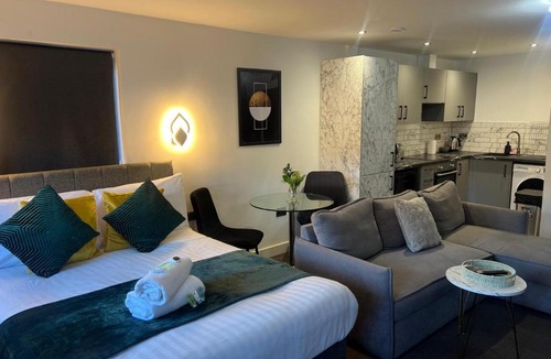 Peterborough Apartment | Modern Serviced Studio - Affordable Luxury with Free WIFI Free Parking Flat Screen Smart TV