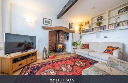 Knowbury House | Modern Snitton Cottage & Gardens