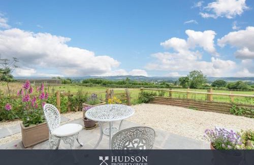Knowbury House | Modern Snitton Cottage & Gardens