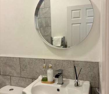 Adamsdown Apartment | Modern & Spacious 2-bed flat - Central Cardiff - Fast Wifi - Long & Short Stay