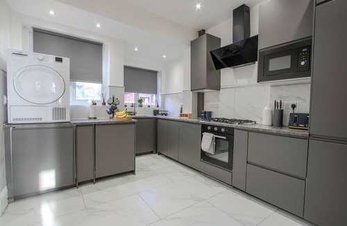 Chorlton-cum-Hardy House | Modern & Spacious 4-Bedroom Home, Family & Contractor Friendly, Manchester