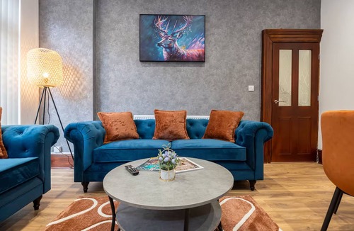 Chorlton-cum-Hardy House | Modern & Spacious 4-Bedroom Home, Family & Contractor Friendly, Manchester