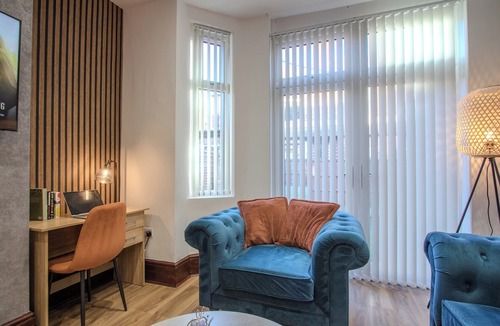 Chorlton-cum-Hardy House | Modern & Spacious 4-Bedroom Home, Family & Contractor Friendly, Manchester