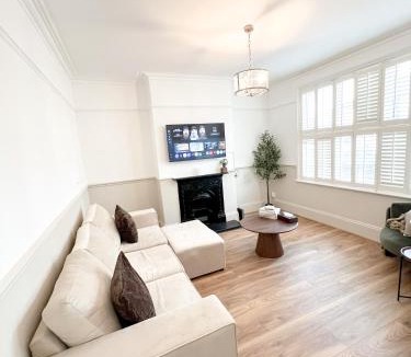 Dartford Apartment | Modern Spacious 4 Bedroom Home in Greater Ldn With Garden and Parking