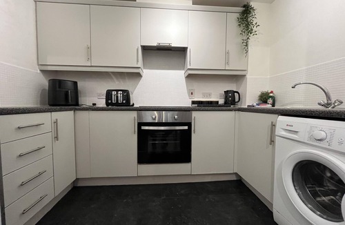 Liverpool Apartment | Modern Spacious Apartment in Private Grounds