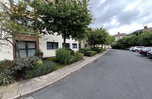 Liverpool Apartment | Modern Spacious Apartment in Private Grounds