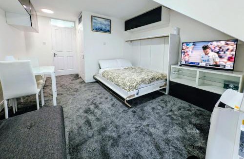 Aylesbury Apartment | Modern Spacious Flat Near Aylesbury Station -Brand new